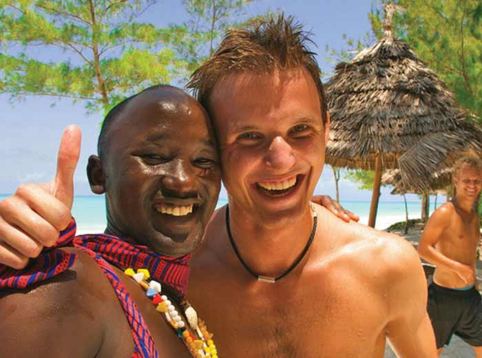 Du kan kombinere rejse og højskole med Zanzibar Højskolen. Her giver vi dig en unik mulighed for at rejse i tropiske Afrika samtidig med at du deltager i vores klassiske højskoleophold, der byder på undervisning, kulturforståelse, frivilligt arbejde, adventures og meget mere.