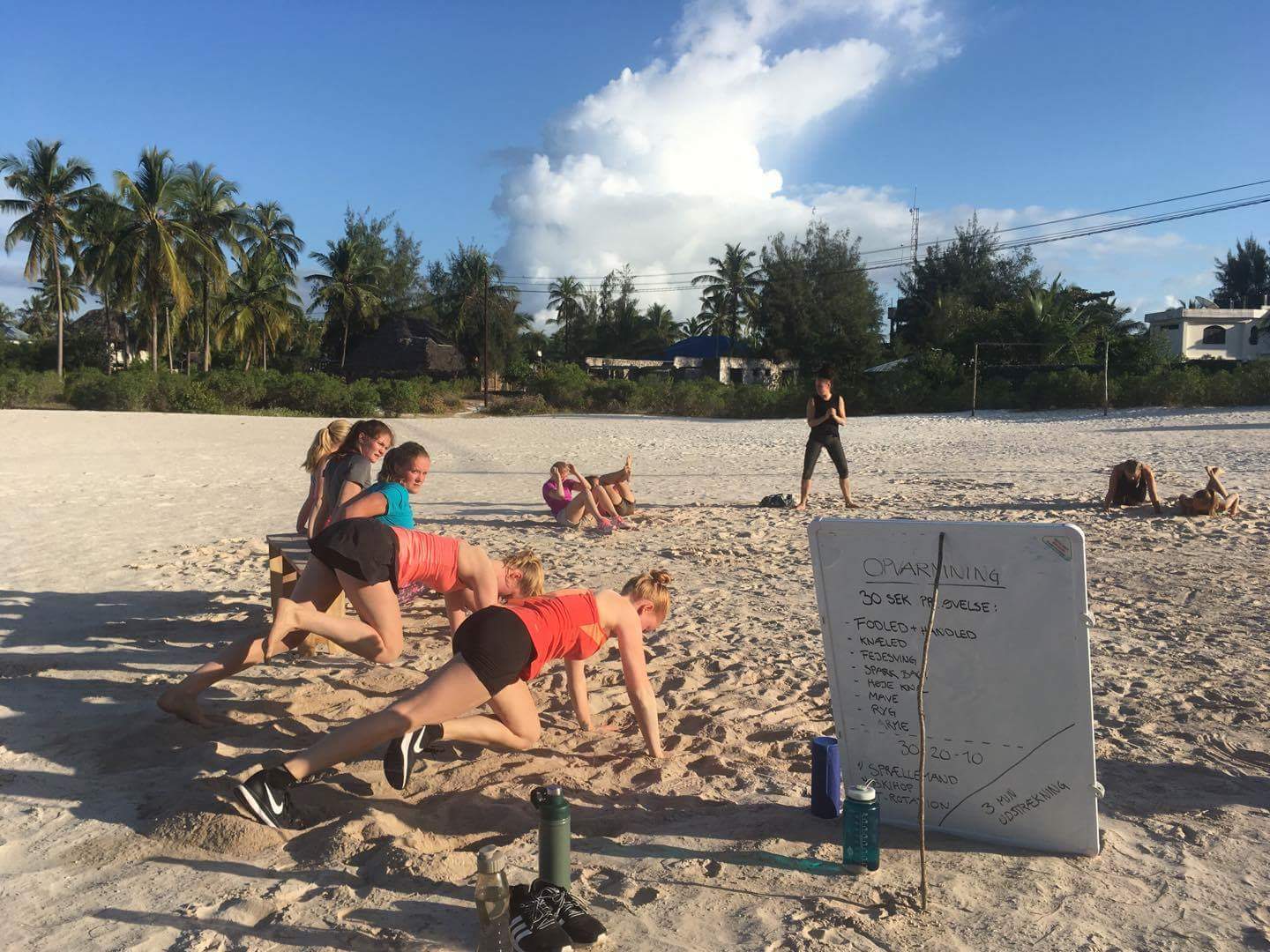 elever dyrker idræt på stranden. Vælg Zanzibar Højskolen hvis du drømmer om et ophold på en idrætshøjskole