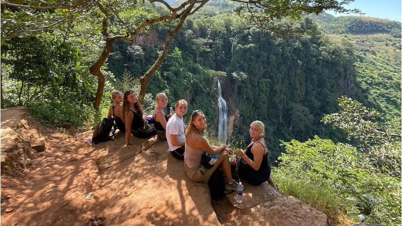 Elever får et velfortjent hvil fra deres backpacking i Afrika