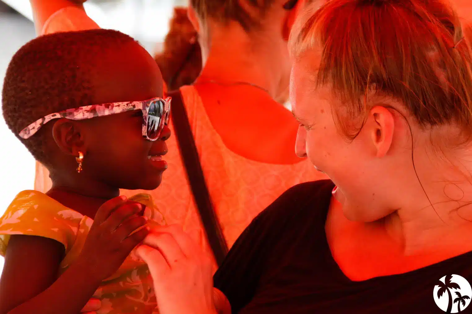 Højskole for unge voksne i Zanzibar, Tanzania – elever deltager i fællesskab og frivilligt arbejde ved stranden under deres højskoleophold