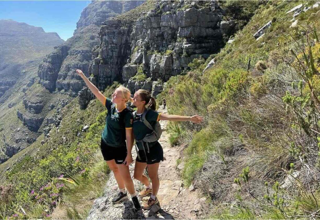 To elever fra højskolen på en af de mange højskolerejser som opholdet byder på.